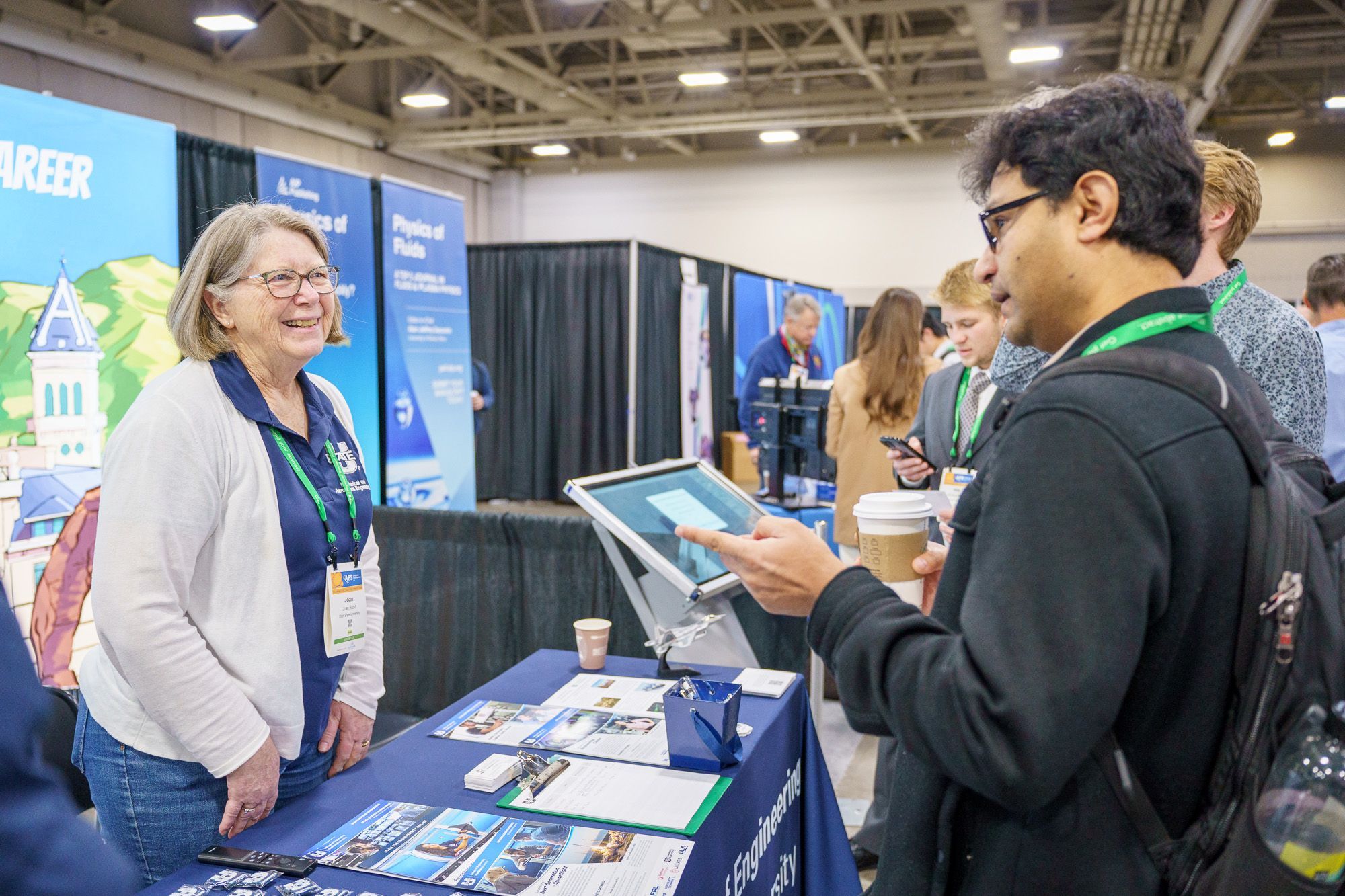 An exhibitor and an attendee in an discussion.