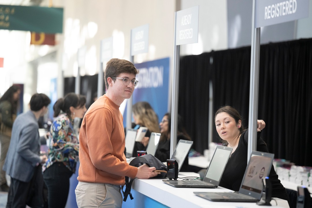 Attendees registering 